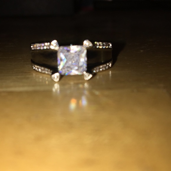 👰🏼 Engagement Ring 💍 - Picture 3 of 5